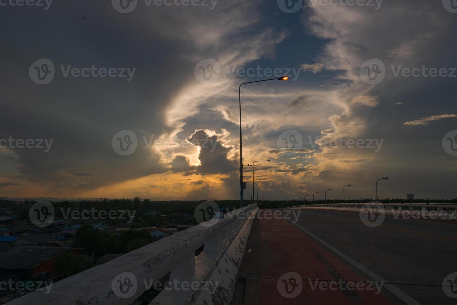 Mañana puente con hermosa nubes foto