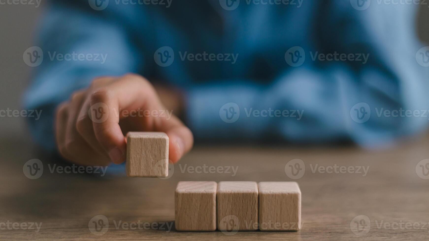 blanco de madera cubitos en el mesa con Copiar espacio, vacío de madera cubitos para entrada fraseología, y un infografía icono. foto