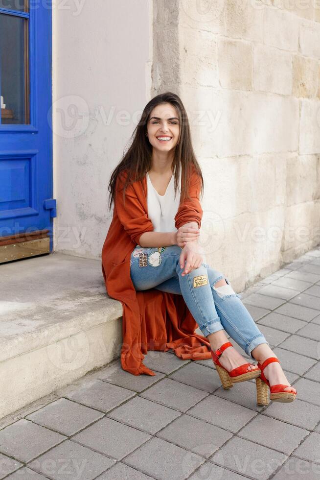 joven hermosa elegante mujer caminando foto