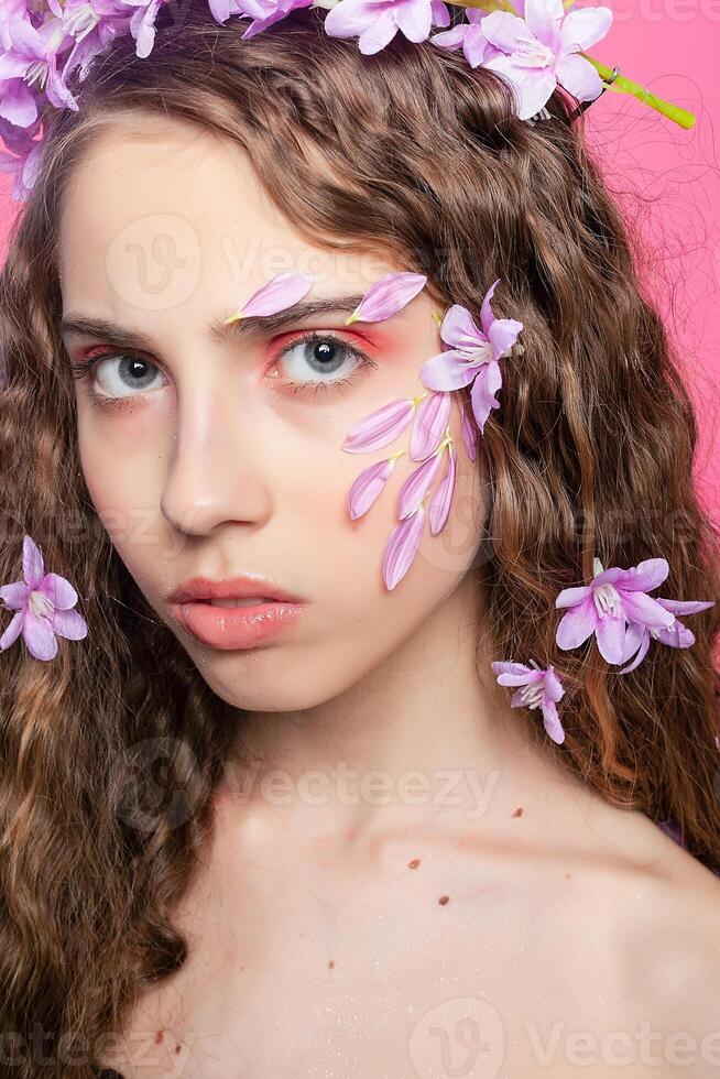 hermosa niña con flores en en pelo foto