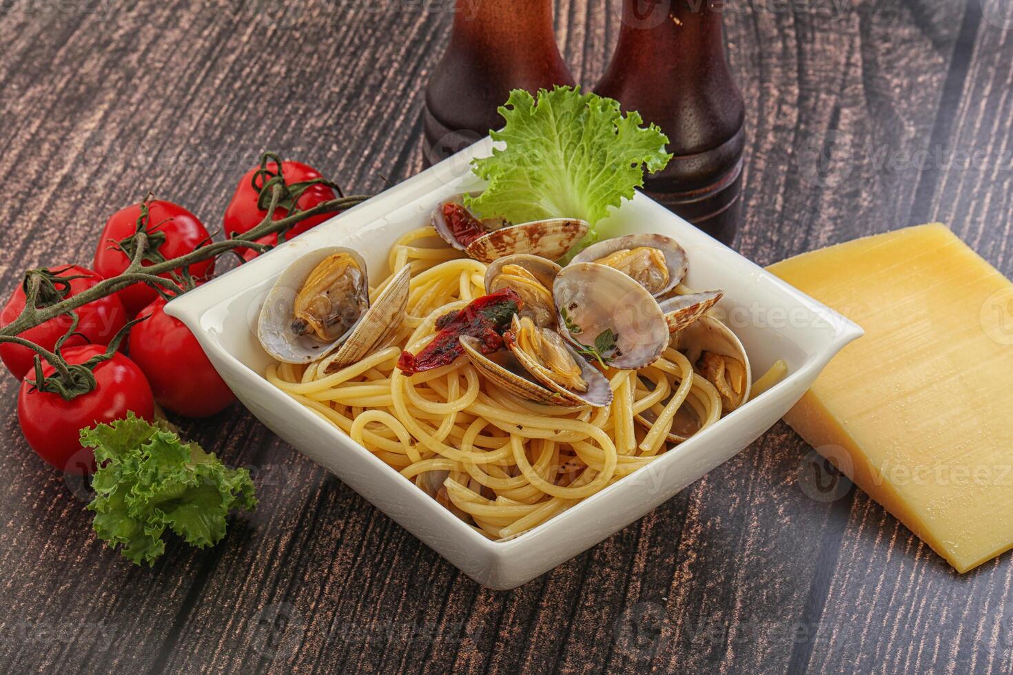 Pasta with vongole and tomato photo