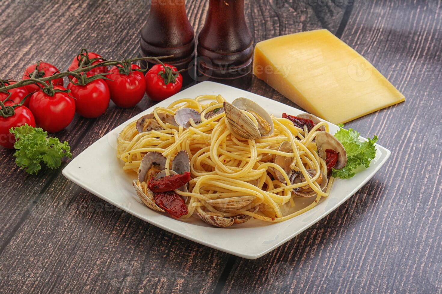 Pasta with vongole and tomato photo