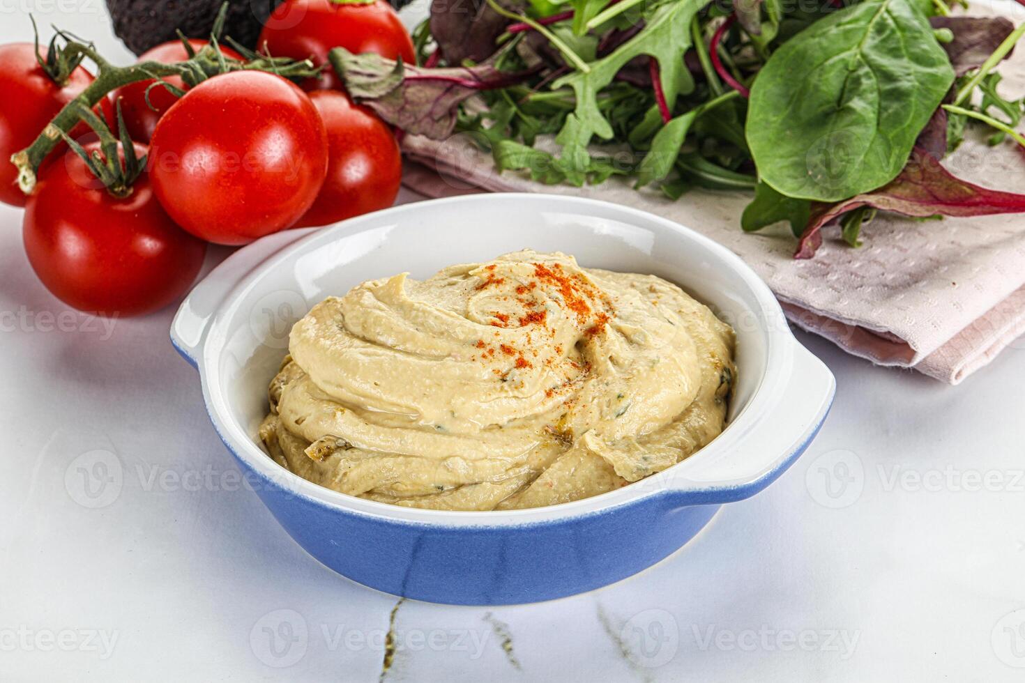 cremoso hummus en el cuenco foto