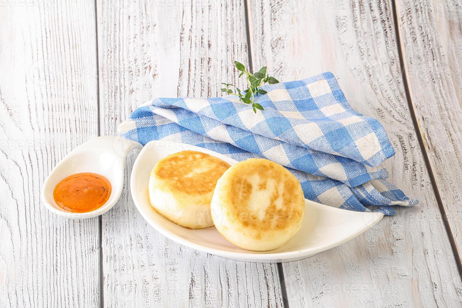 Baked cheesecakes with fruit jam photo