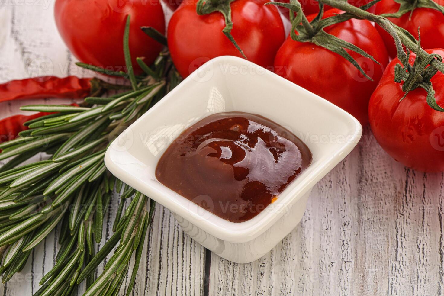 salsa barbacoa de tomate en el bol foto