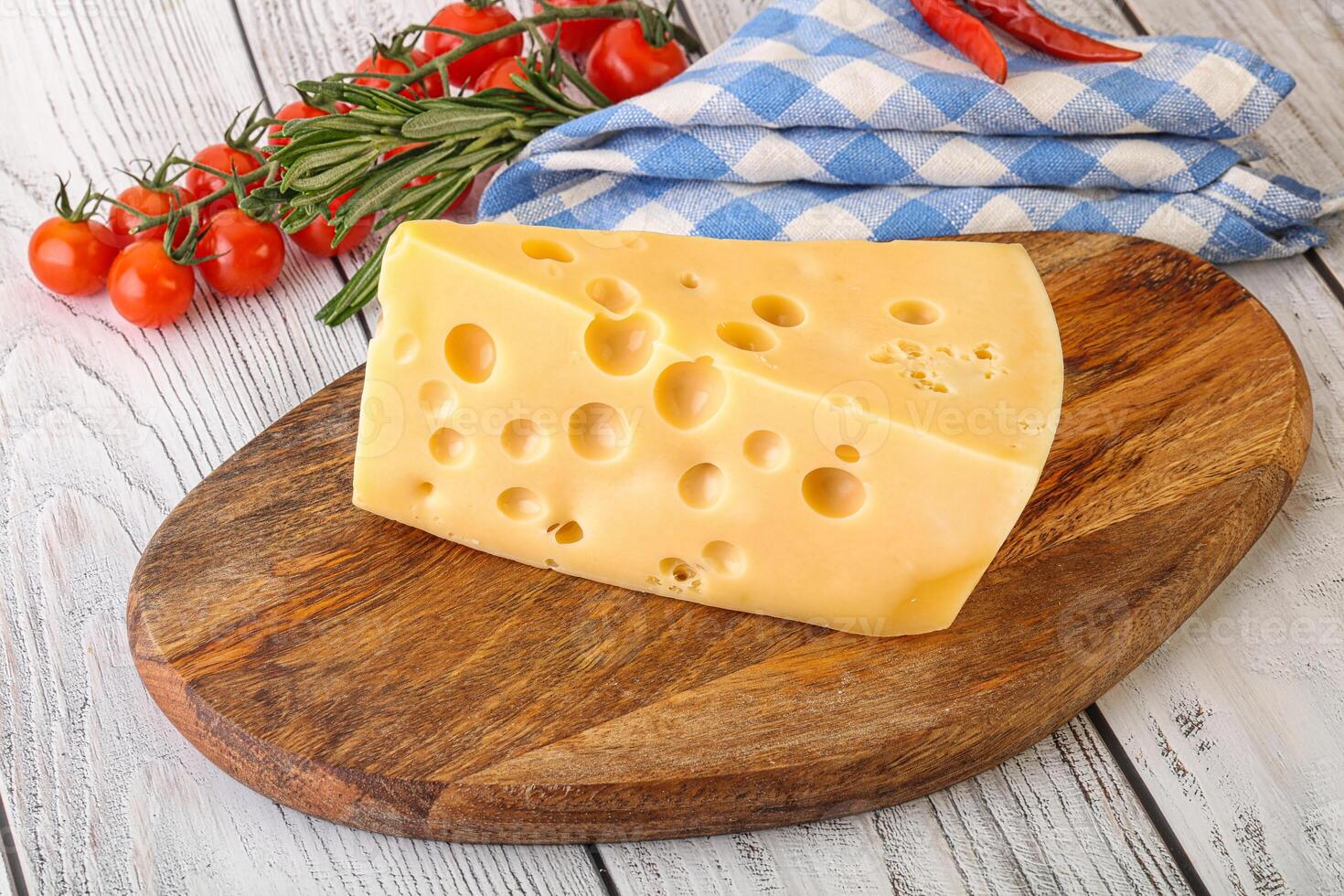 trozo de queso maasdam por la borda foto