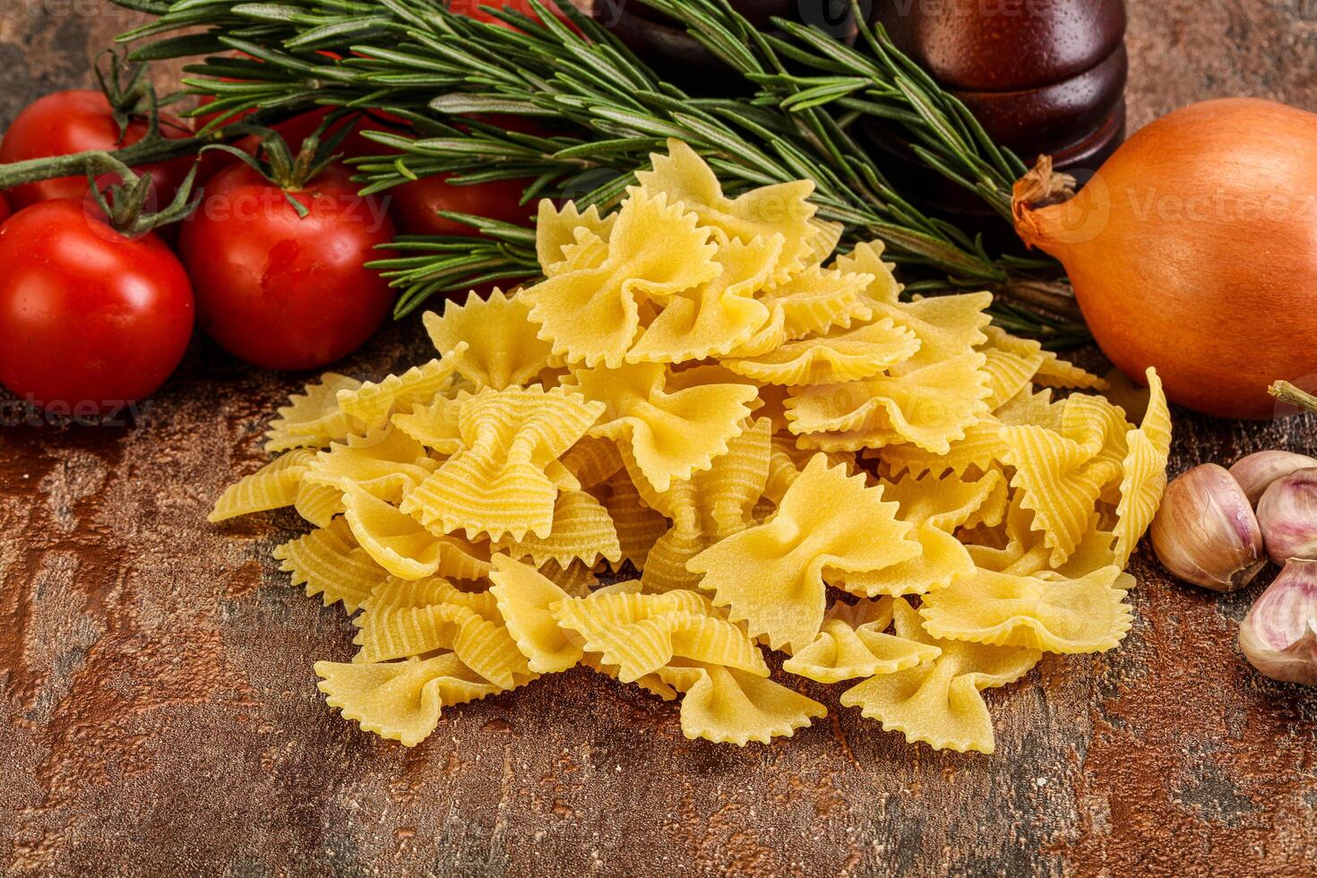 pasta farfalle italiana cruda para cocinar foto