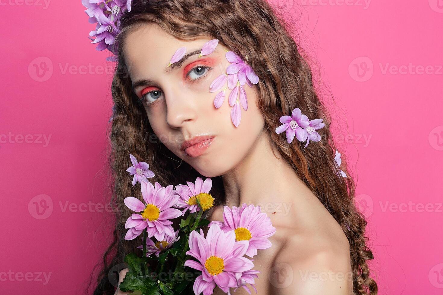 hermosa niña con flores en en pelo foto