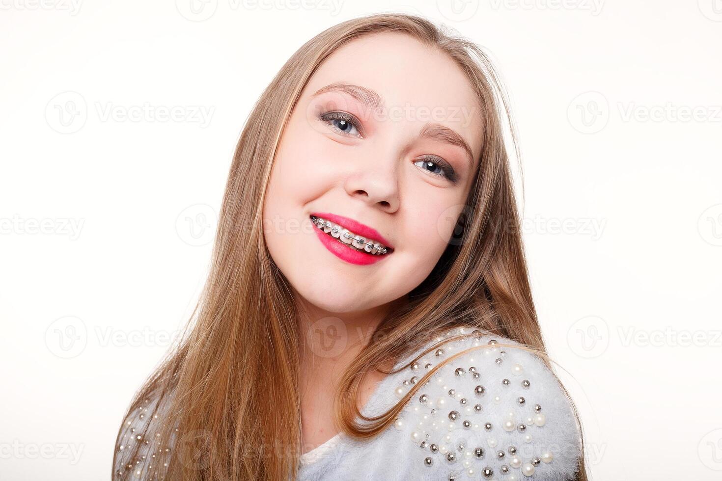 saludable, hermosa sonrisa, el niño a el dentista.retrato de un pequeño niña con ortodoncia aparato . foto