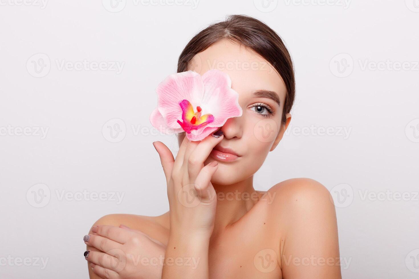 hermosa niña con orquídea flores foto