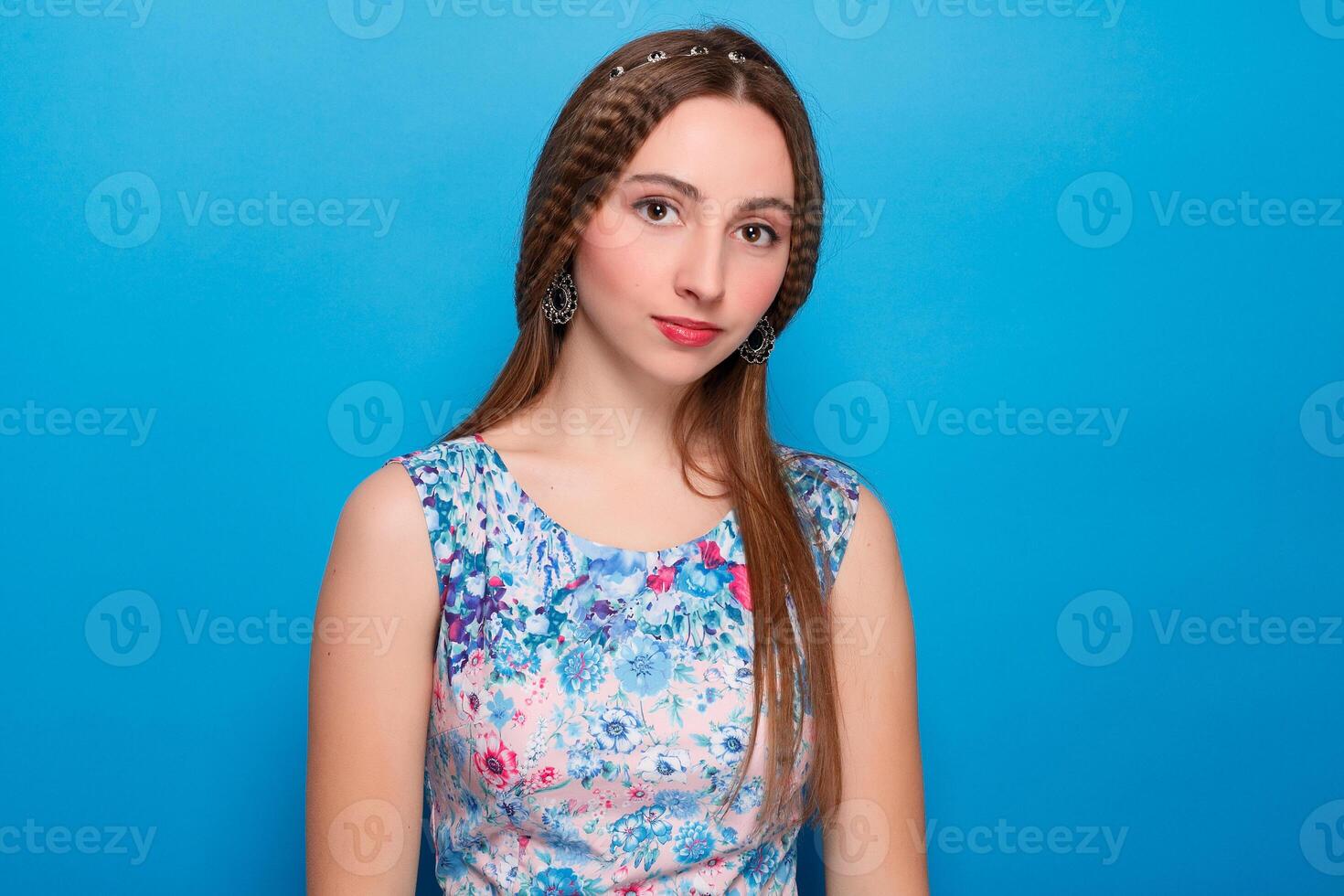 retrato de contento sonriente joven hermosa mujer en azul casual ropa, terminado azul antecedentes foto