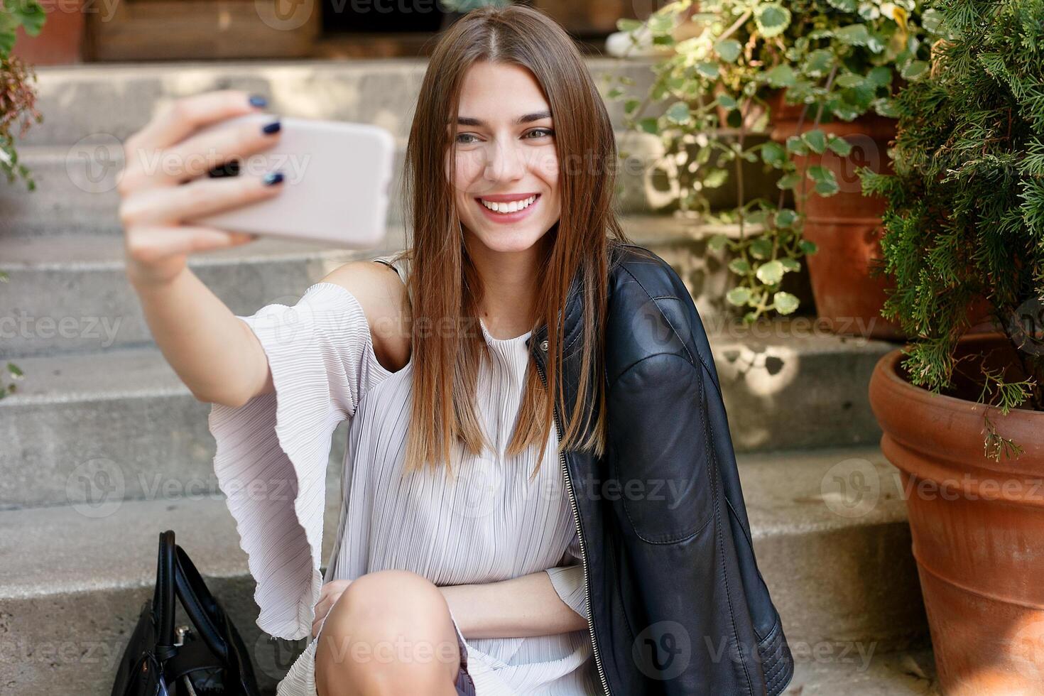 joven belleza mujer hacer selfie para yo teléfono inteligente foto