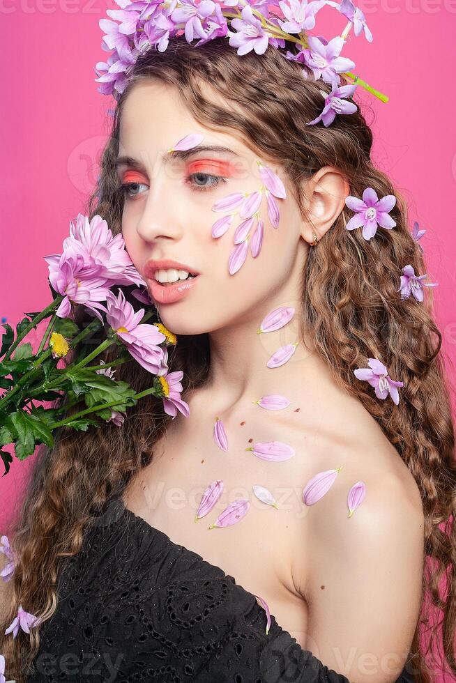 hermosa niña con flores en en pelo foto