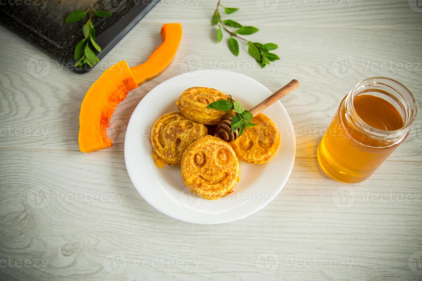 dulce lozano calabaza panqueques con miel en un plato foto