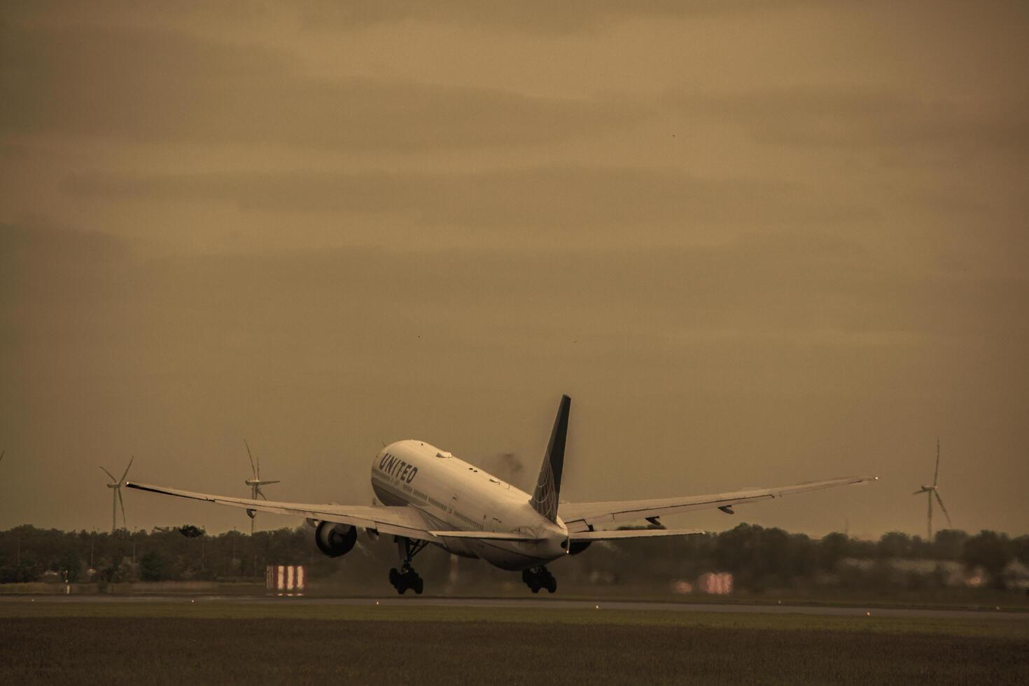 Schiphol aeropuerto, Schiphol, el Países Bajos, 2023 - aeronave tomar apagado foto