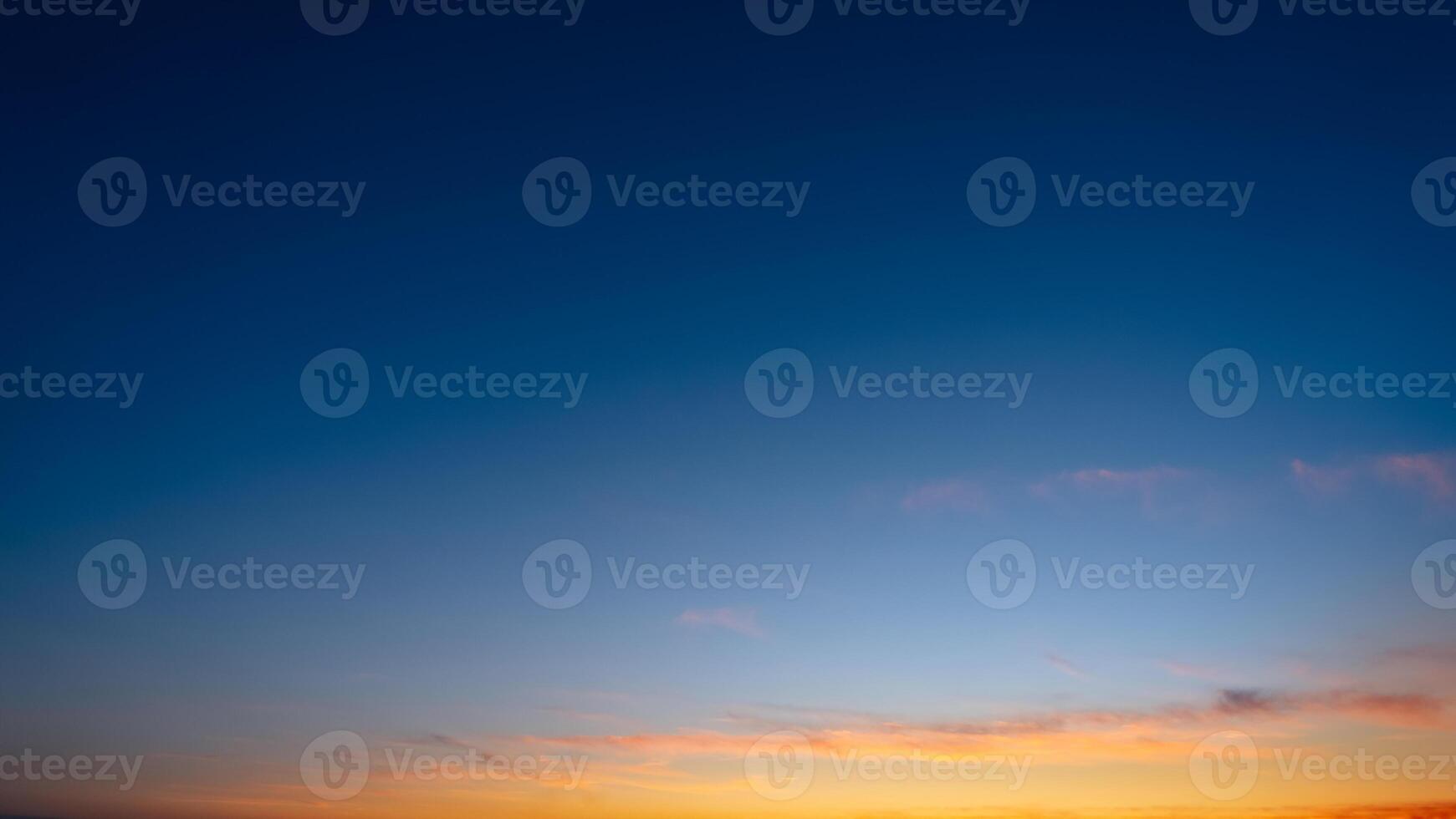 puesta de sol azul cielo, nube fondo, tarde vívido crepúsculo cielo con denso nubes terminado mar playa en invierno,panorama hermosa paisaje naturaleza Mañana amanecer cielo en verano foto