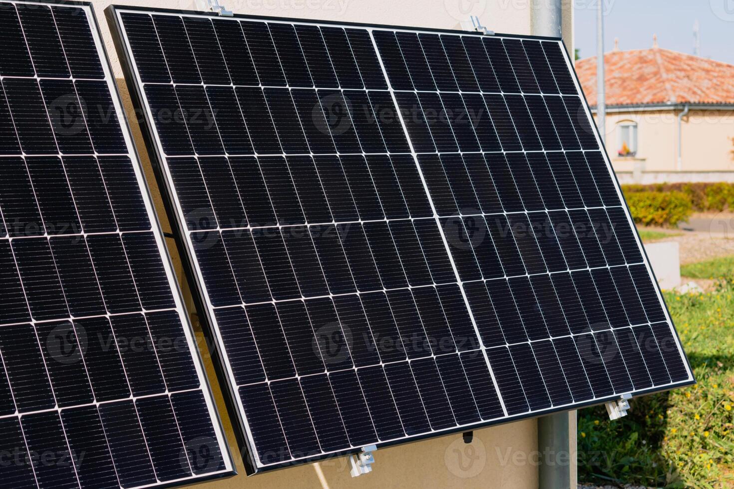 solar paneles en un bien expuesto pared de un individual casa, haciendo ahorros siguiendo el energía crisis, ciudadano ecológico gesto, verde energía foto