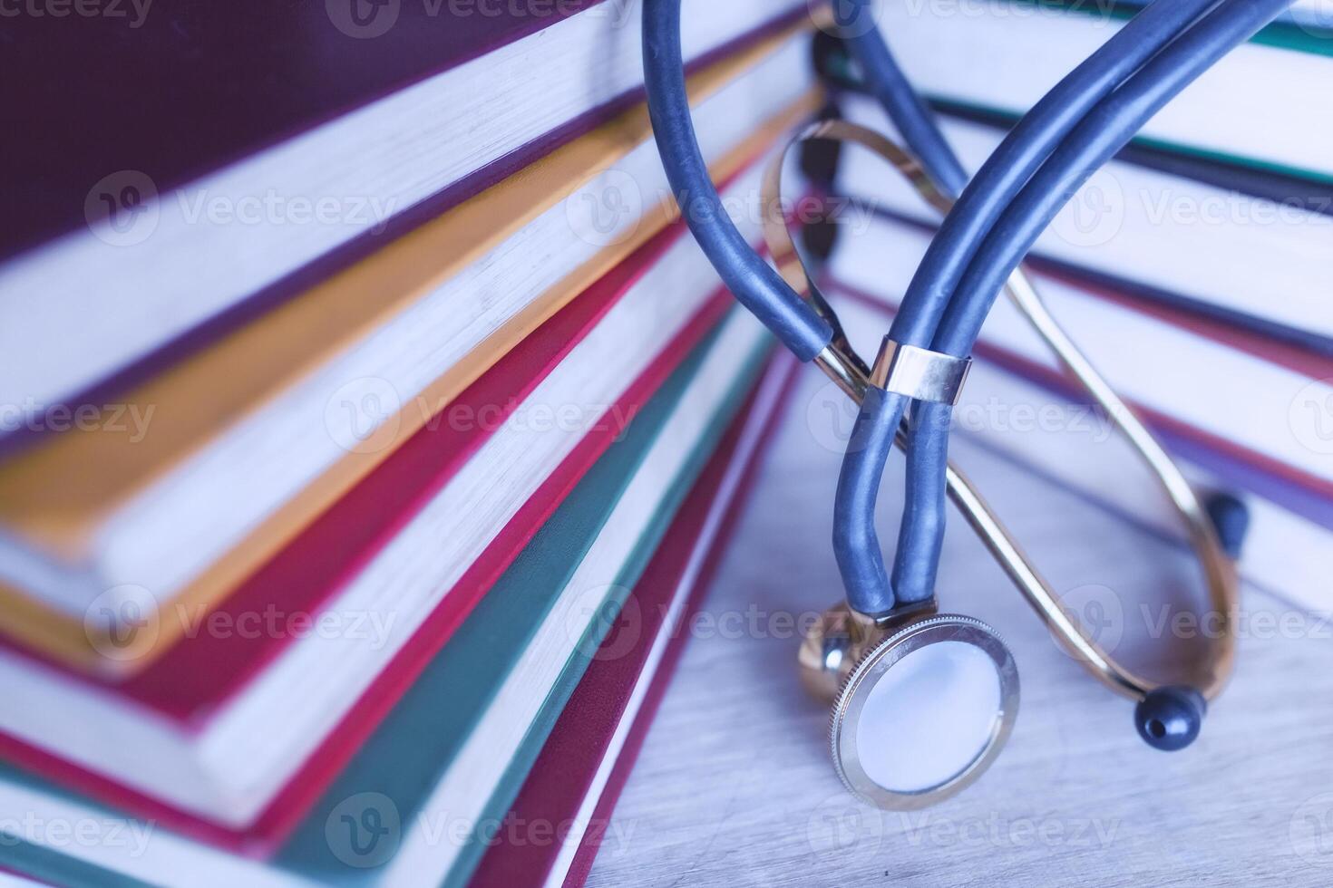 médico estudiante multicolor libro de texto y estetoscopio. colección de científico documentos foto