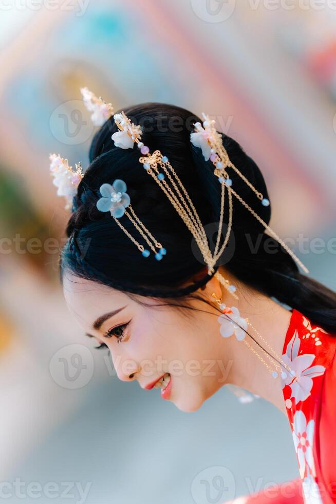 mujer vestir China nuevo año. retrato de un mujer. persona en tradicional traje. mujer en tradicional traje. hermosa joven mujer en un brillante rojo vestir y un corona de chino reina posando foto