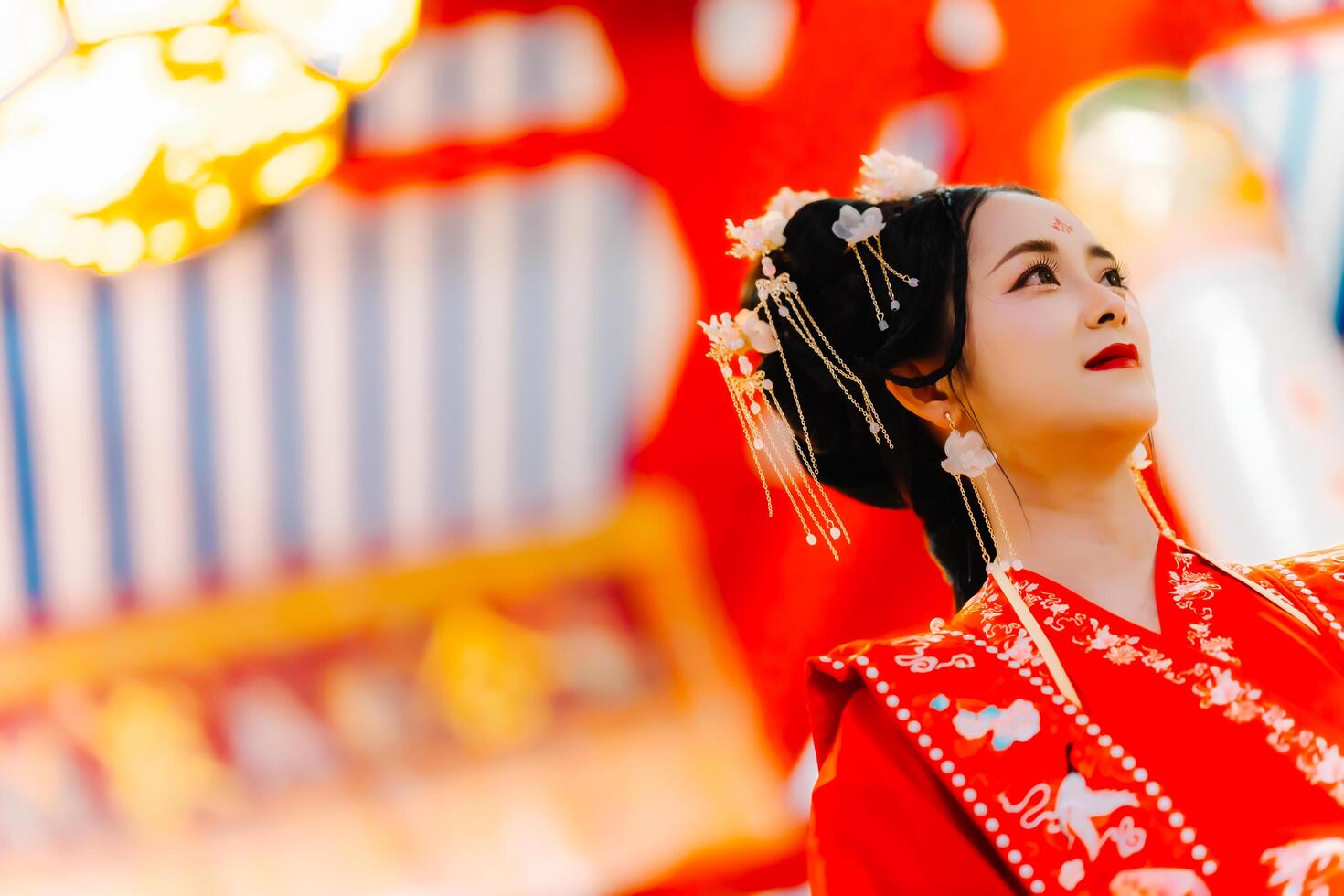 mujer vestir China nuevo año. retrato de un mujer. persona en tradicional traje. mujer en tradicional traje. hermosa joven mujer en un brillante rojo vestir y un corona de chino reina posando foto