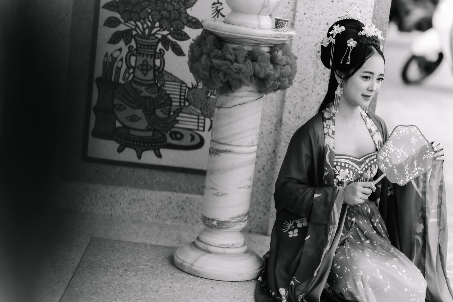 mujer vestir China nuevo año. retrato de un mujer. persona en tradicional traje. mujer en tradicional traje. hermosa joven mujer en un brillante rojo vestir y un corona de chino reina posando foto