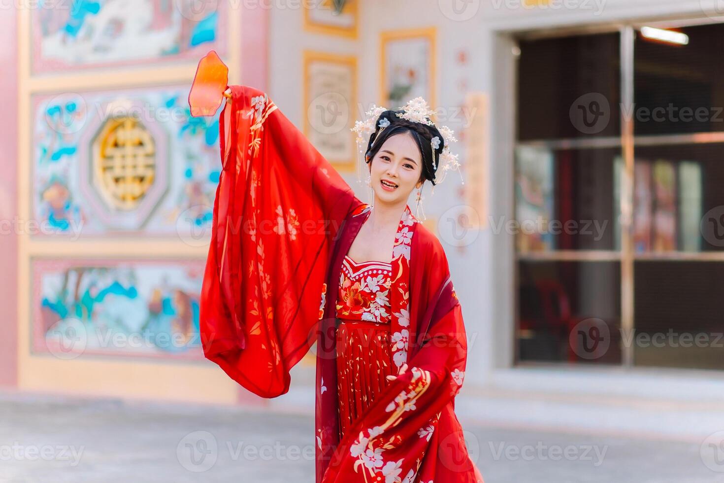 mujer vestir China nuevo año. retrato de un mujer. persona en tradicional traje. mujer en tradicional traje. hermosa joven mujer en un brillante rojo vestir y un corona de chino reina posando foto