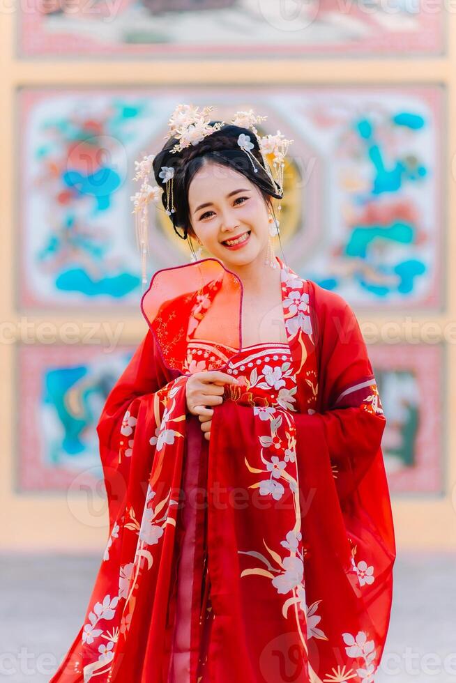 mujer vestir China nuevo año. retrato de un mujer. persona en tradicional traje. mujer en tradicional traje. hermosa joven mujer en un brillante rojo vestir y un corona de chino reina posando foto