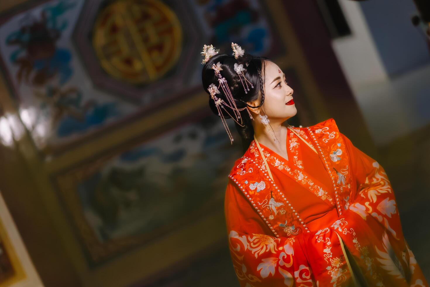 mujer vestir China nuevo año. retrato de un mujer. persona en tradicional traje. mujer en tradicional traje. hermosa joven mujer en un brillante rojo vestir y un corona de chino reina posando foto