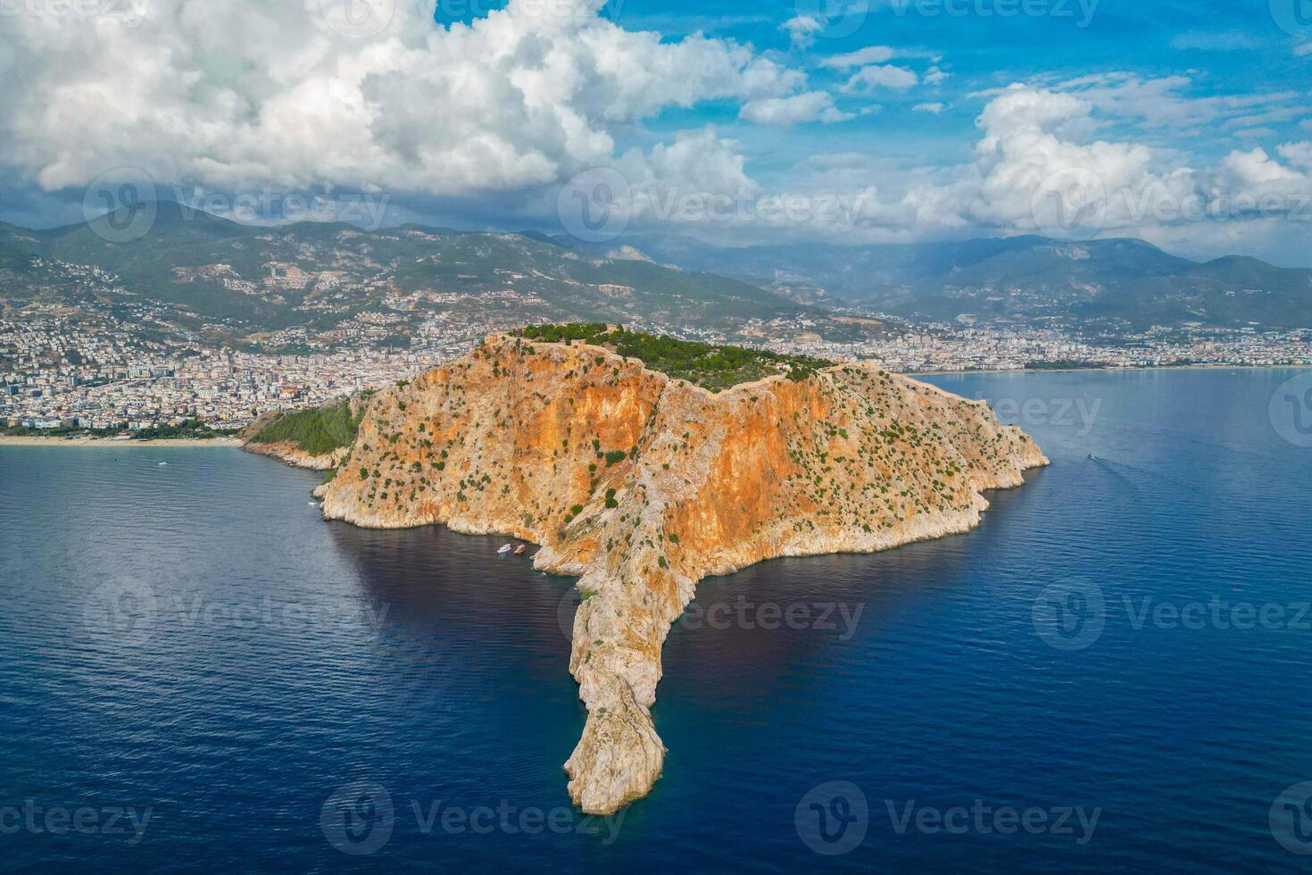 castillo y ciudad ver de el fiesta ciudad Alanya desde el aire foto