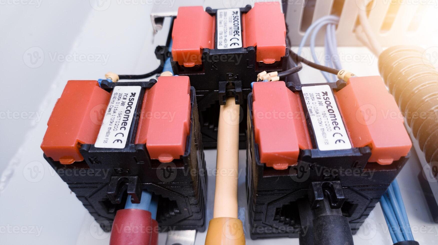 Installation of a current transformer to monitor the tip value of the current flowing in the main power cable to be input to the control module. photo