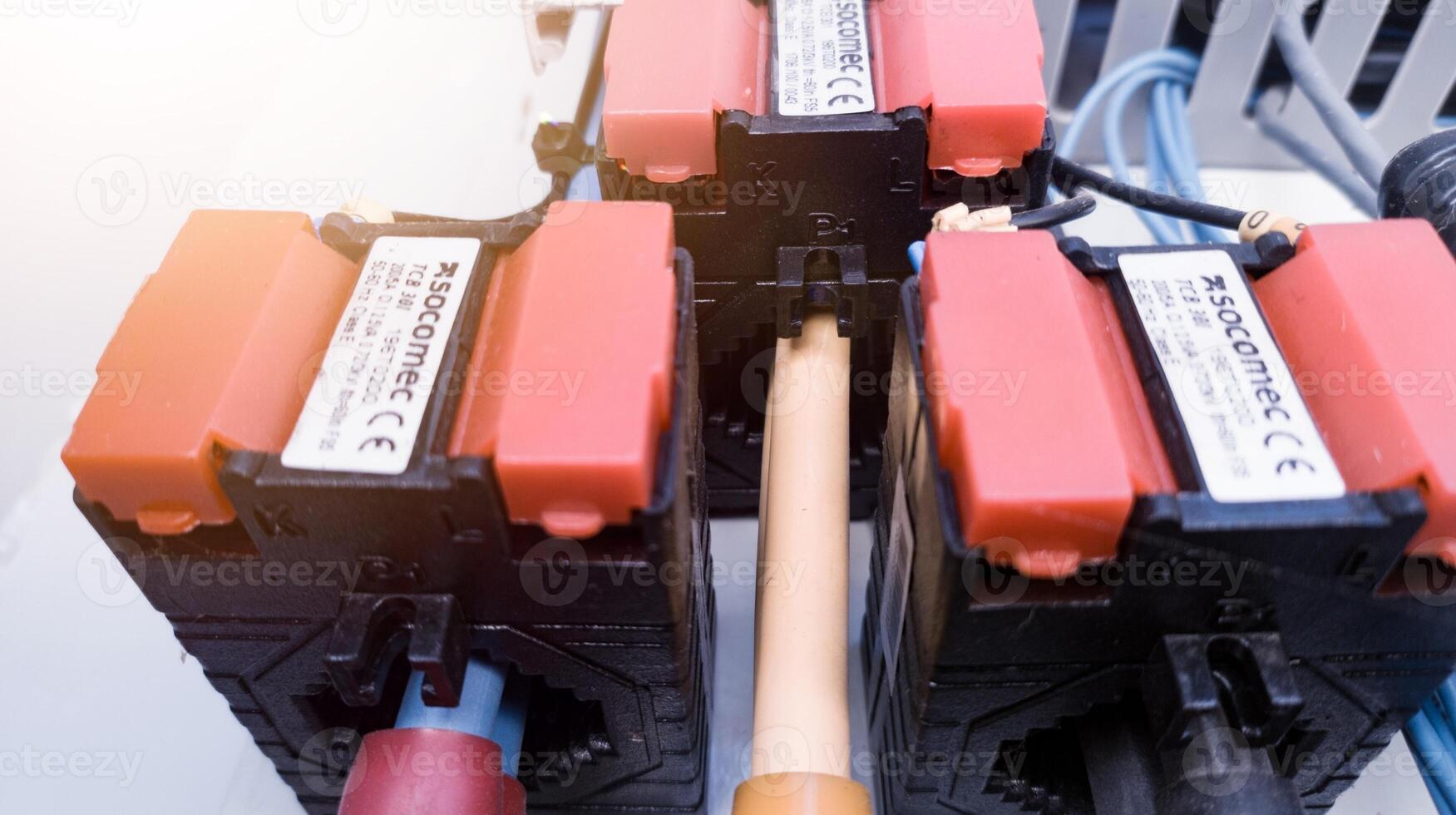 Installation of a current transformer to monitor the tip value of the current flowing in the main power cable to be input to the control module. photo
