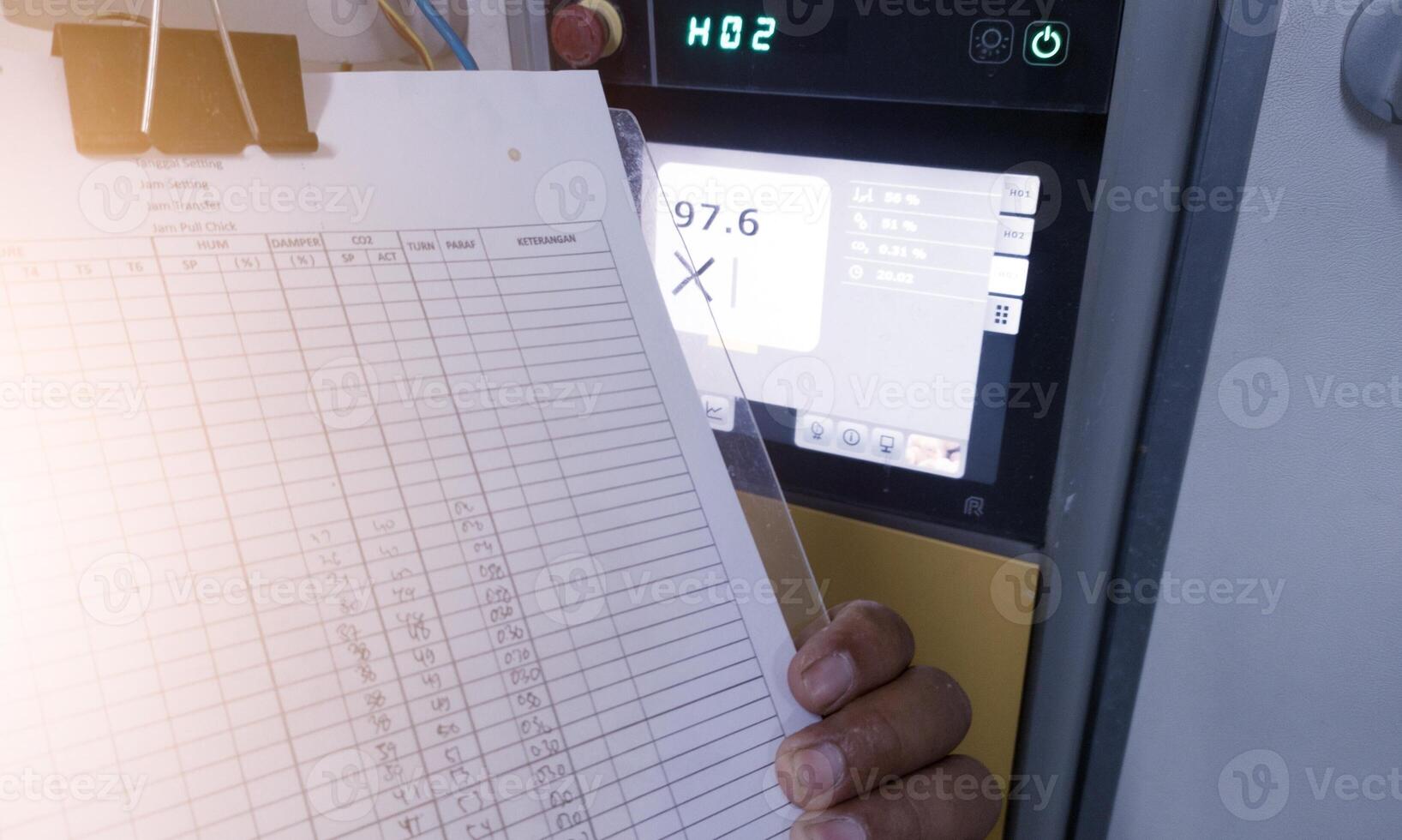 el Ingenieria supervisión y Lista de Verificación datos en el monitor máquina para análisis rendimiento máquina. foto