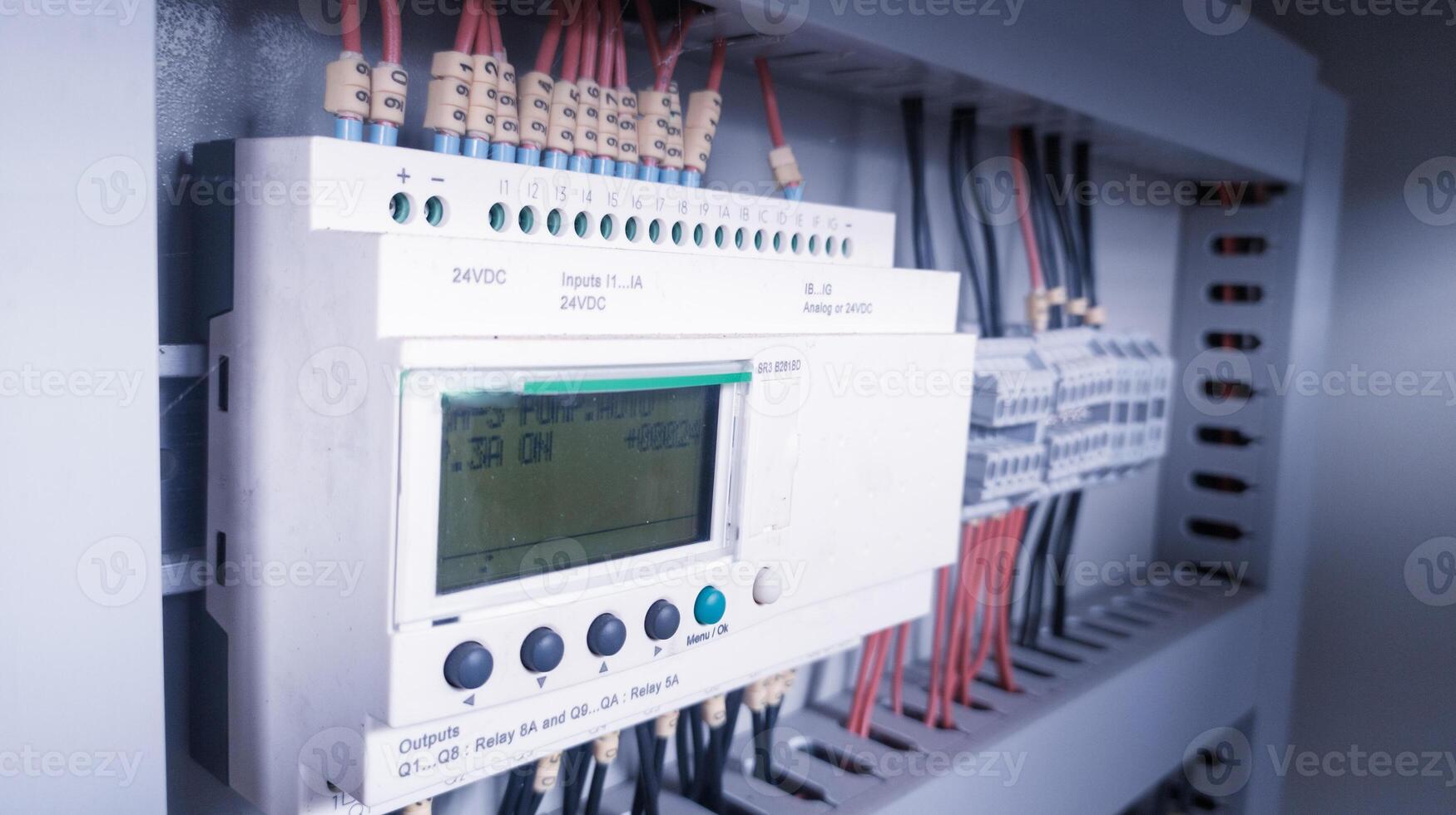 Relé inteligente zelio logic para controlar el motor de la bomba eléctrica. foto