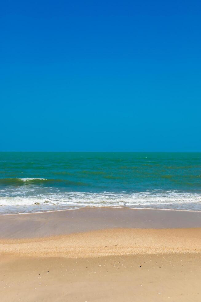 azul cielo en el playa a andaman mar foto