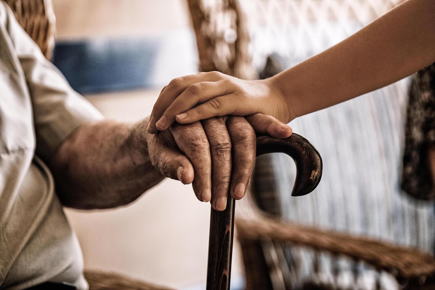 niño mano terminado antiguo del hombre mano participación un caña. foto