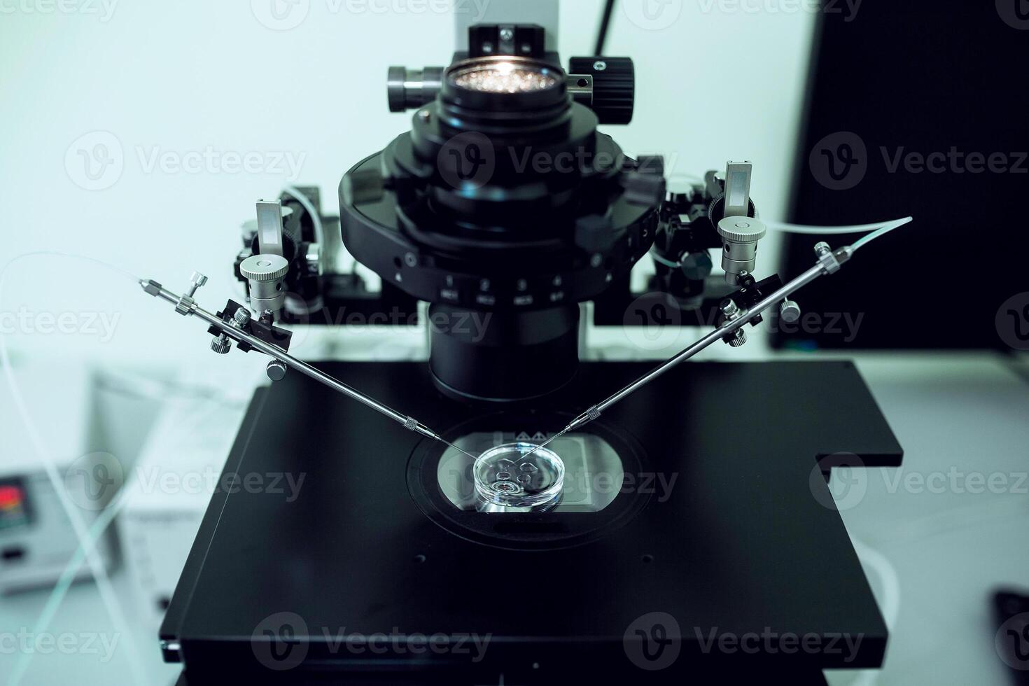 equipo en laboratorio de fertilización, FIV. microscopio de reproductivo medicina clínica fertilizante huevo fuera de hembra cuerpo. enfermedad laboratorio investigación foto