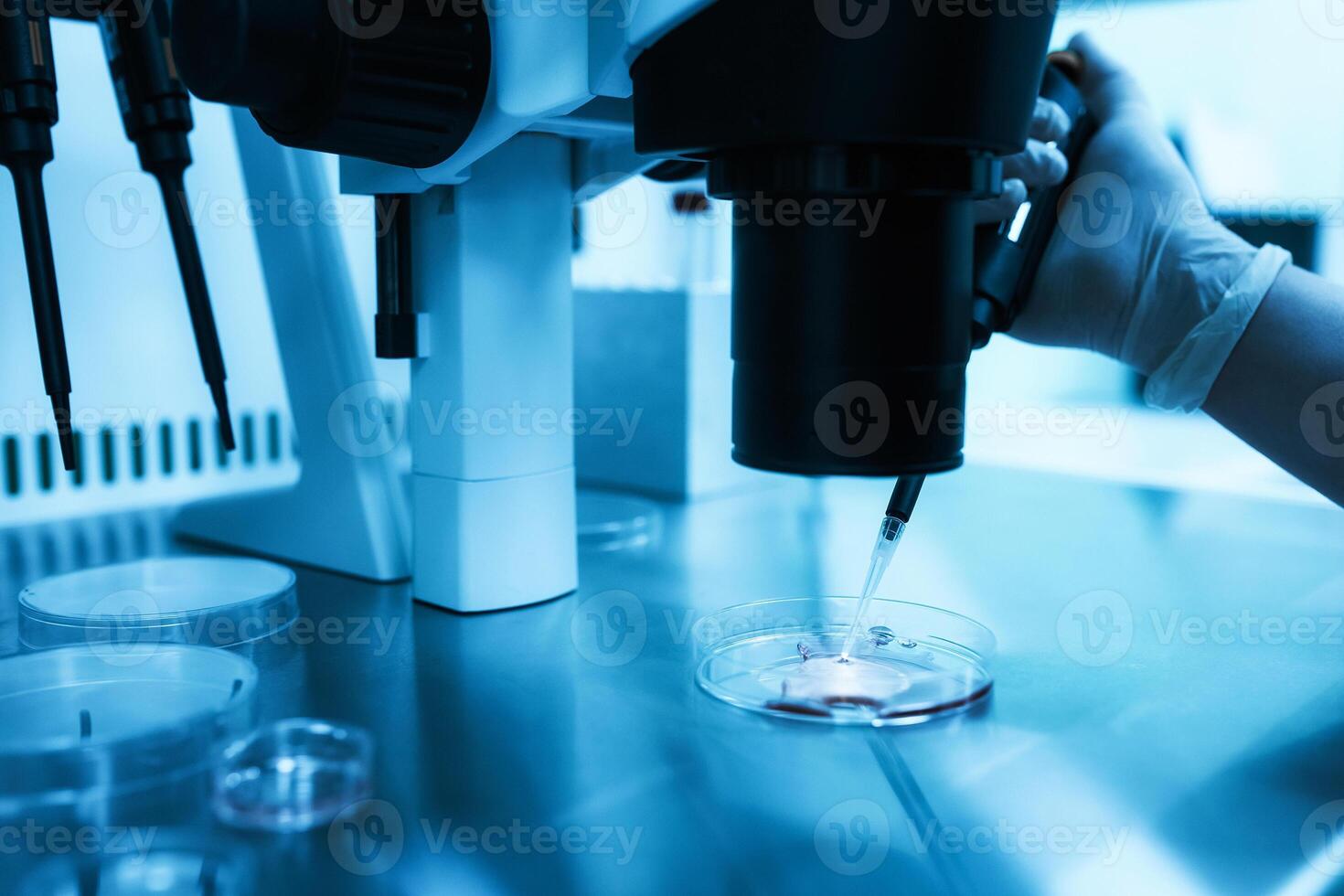equipo en laboratorio de fertilización, FIV. microscopio de reproductivo medicina clínica fertilizante huevo fuera de hembra cuerpo. enfermedad laboratorio investigación foto