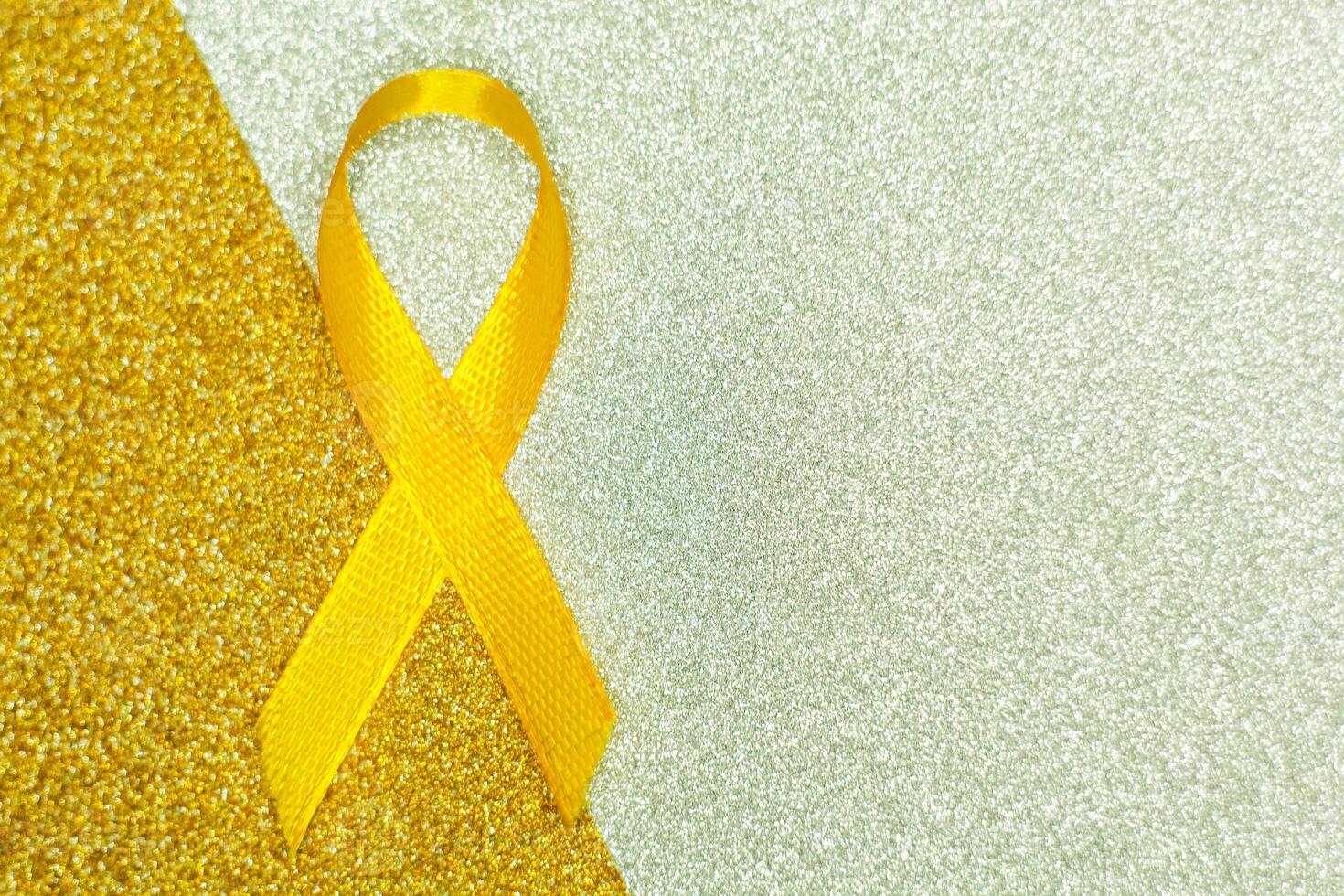 oro cinta para niños como un símbolo de infancia cáncer conciencia. mundo cáncer día foto