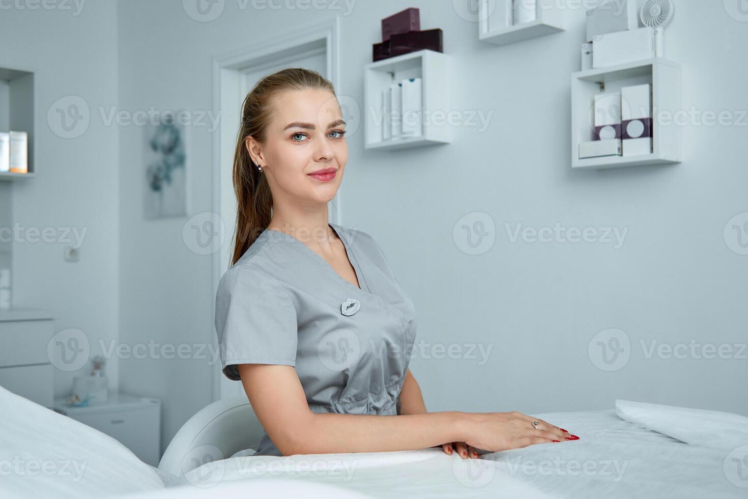 consulta en cosmetología clínica. hembra belleza médico en blanco Saco y negro guantes cruzado manos. cuidado de la salud concepto. foto