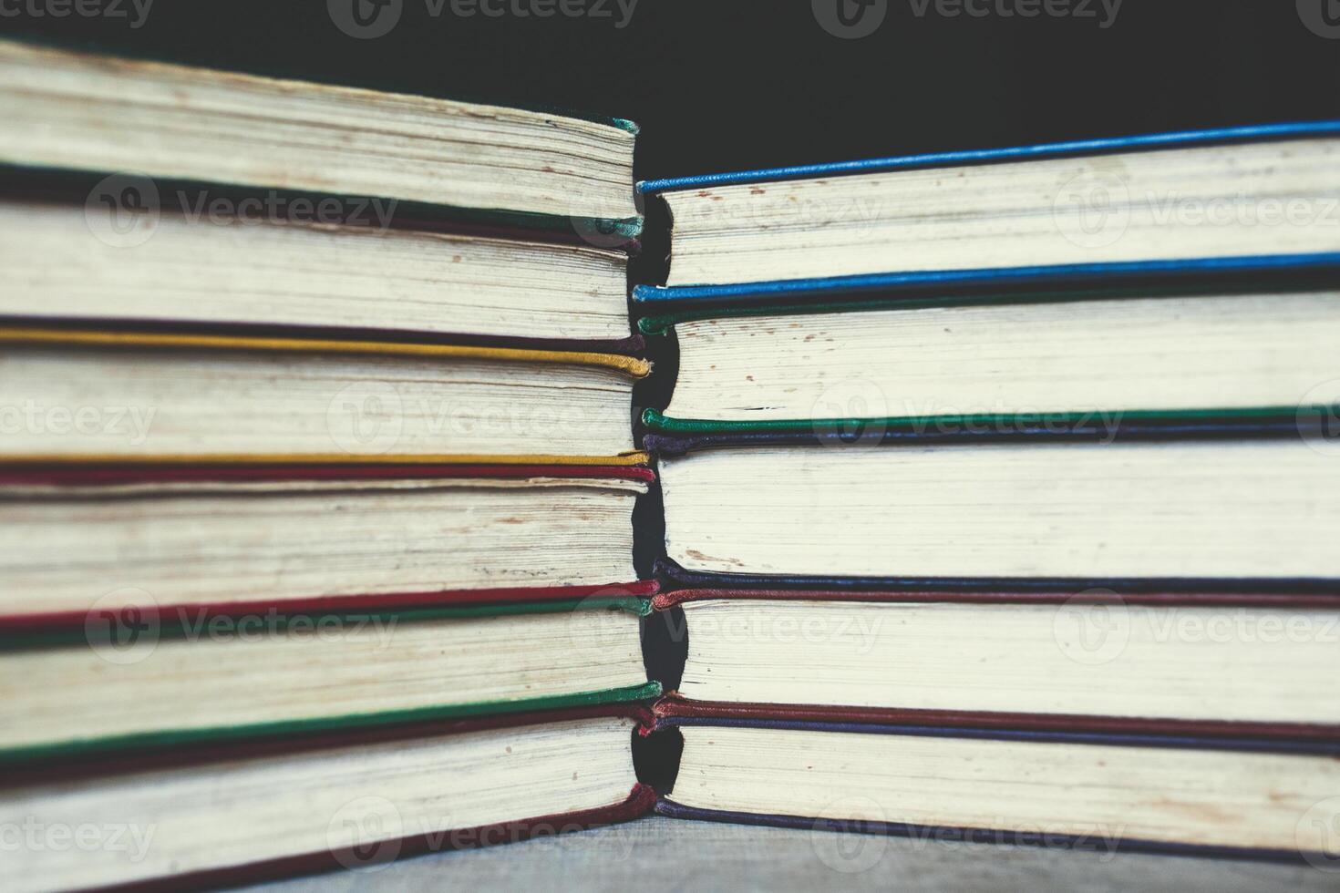 antecedentes de multicolor raíces de antiguo libros. Copiar espacio. foto