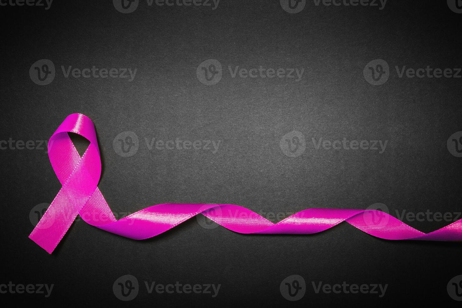 rosado cinta para pecho cáncer conciencia, simbólico arco color levantamiento conciencia en personas vivo con De las mujeres pecho tumor enfermedad. arco aislado con recorte negro antecedentes foto