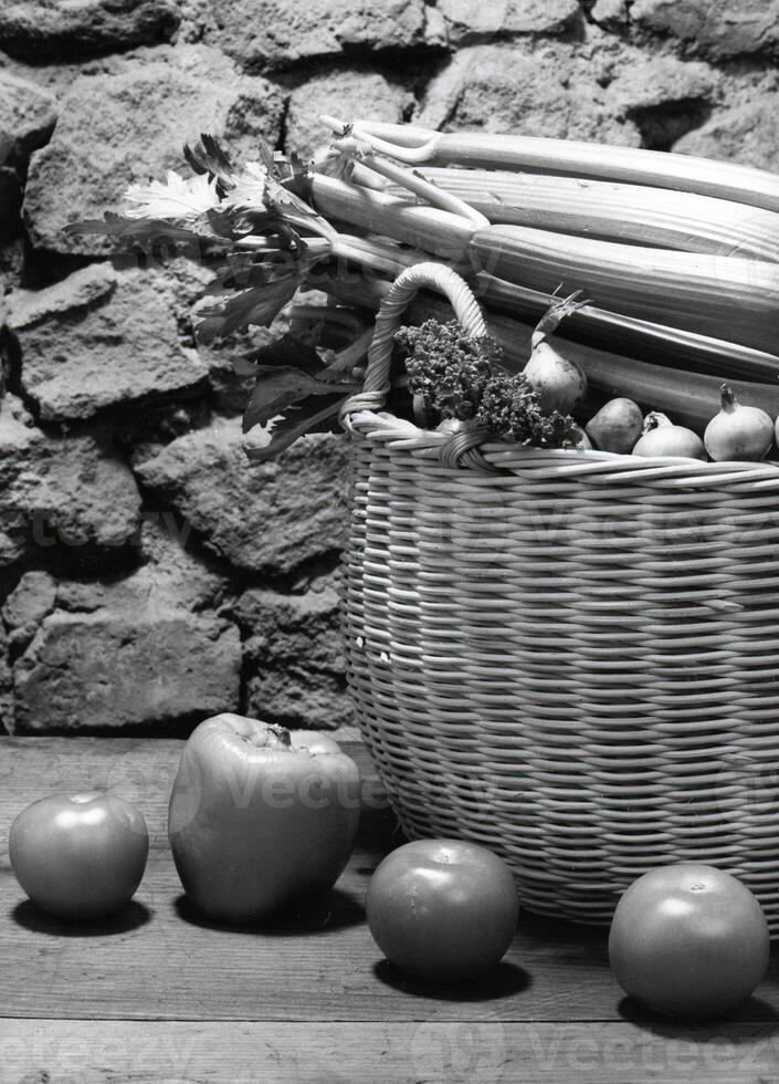 negro y blanco fotografía de vegetales en un cesta foto