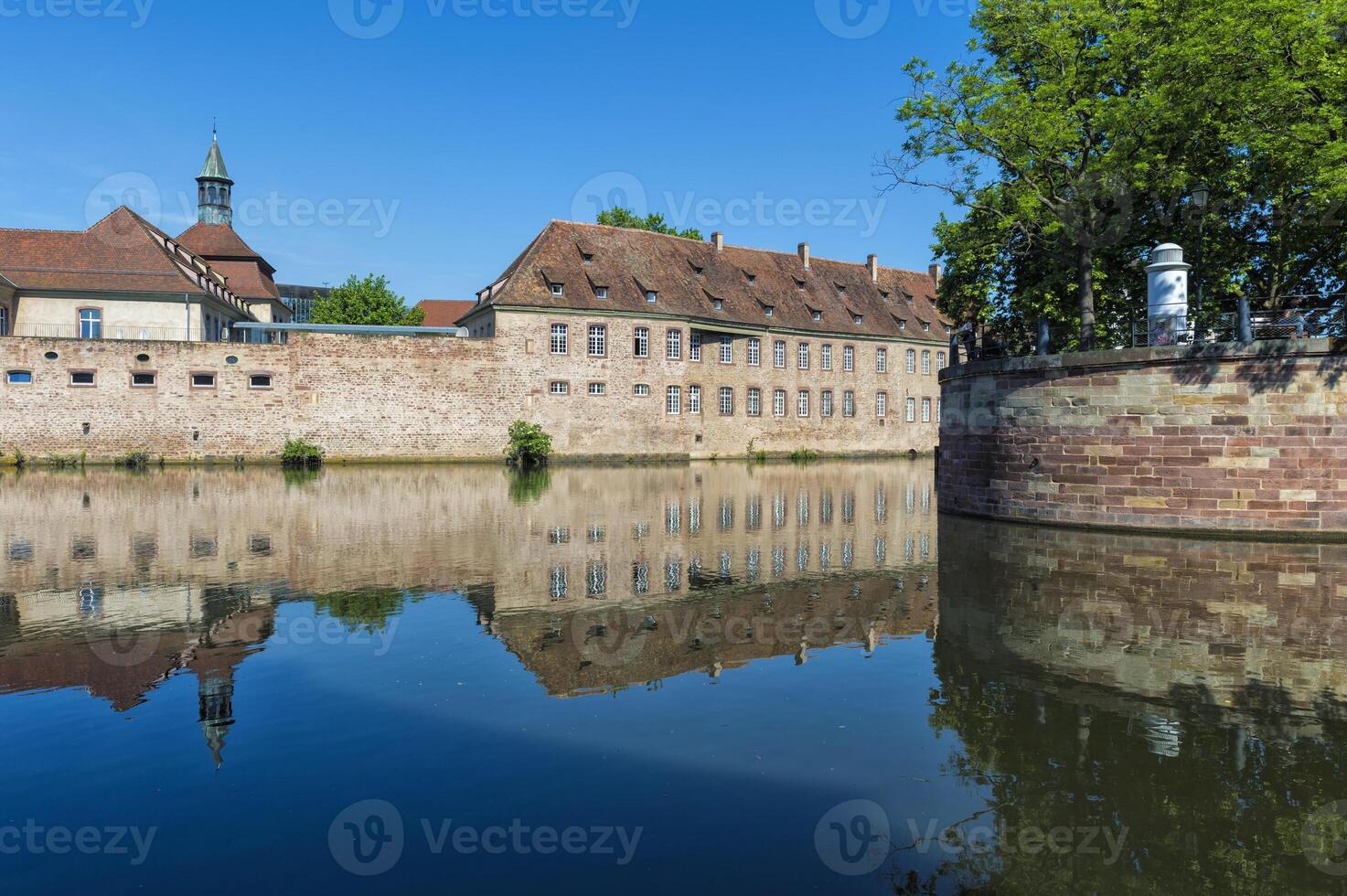 nacional colegio de administración o ena en el ex comandancia Santo vaquero a lo largo el enfermo canal, Estrasburgo, alsacia, bas rin departamento, Francia foto