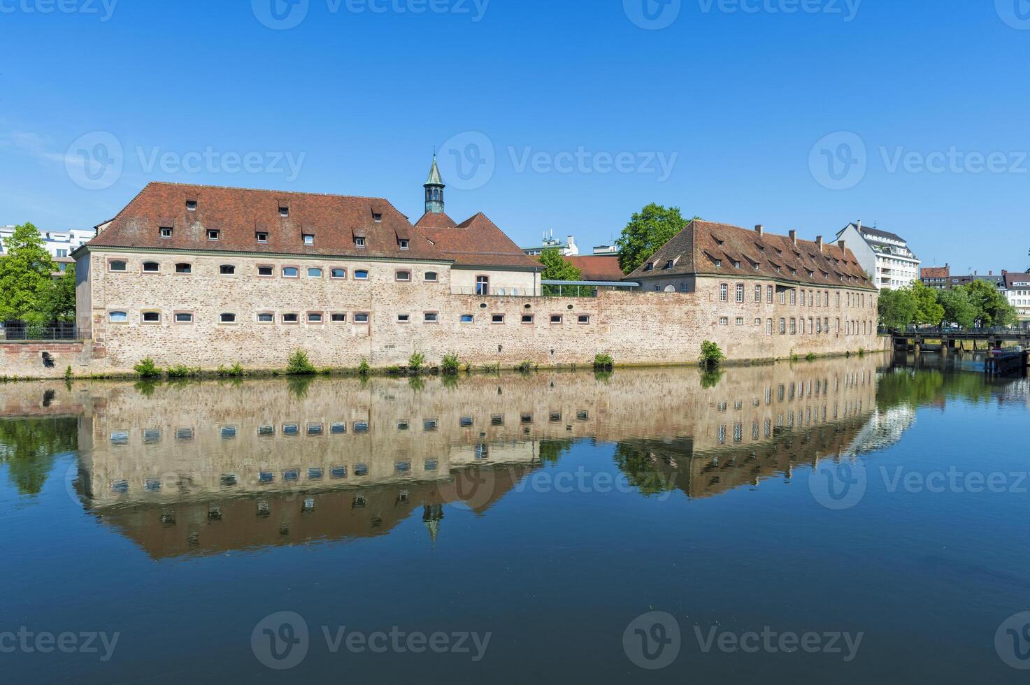 nacional colegio de administración o ena en el ex comandancia Santo vaquero a lo largo el enfermo canal, Estrasburgo, alsacia, bas rin departamento, Francia foto