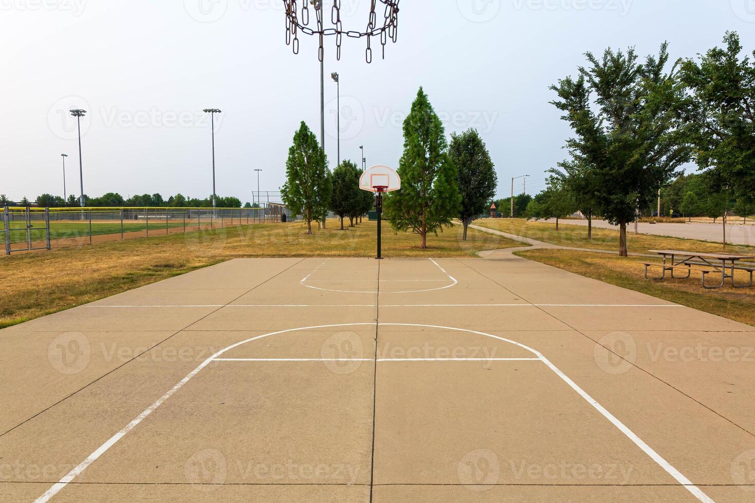 dos abierto baloncesto tribunales en un ahumado cielo Mañana foto