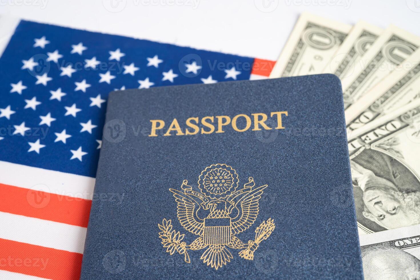 nosotros pasaporte emitido a ciudadano y nacional de el unido estados de America a viaje en más países fuera de con Estados Unidos bandera y dólar dinero. foto