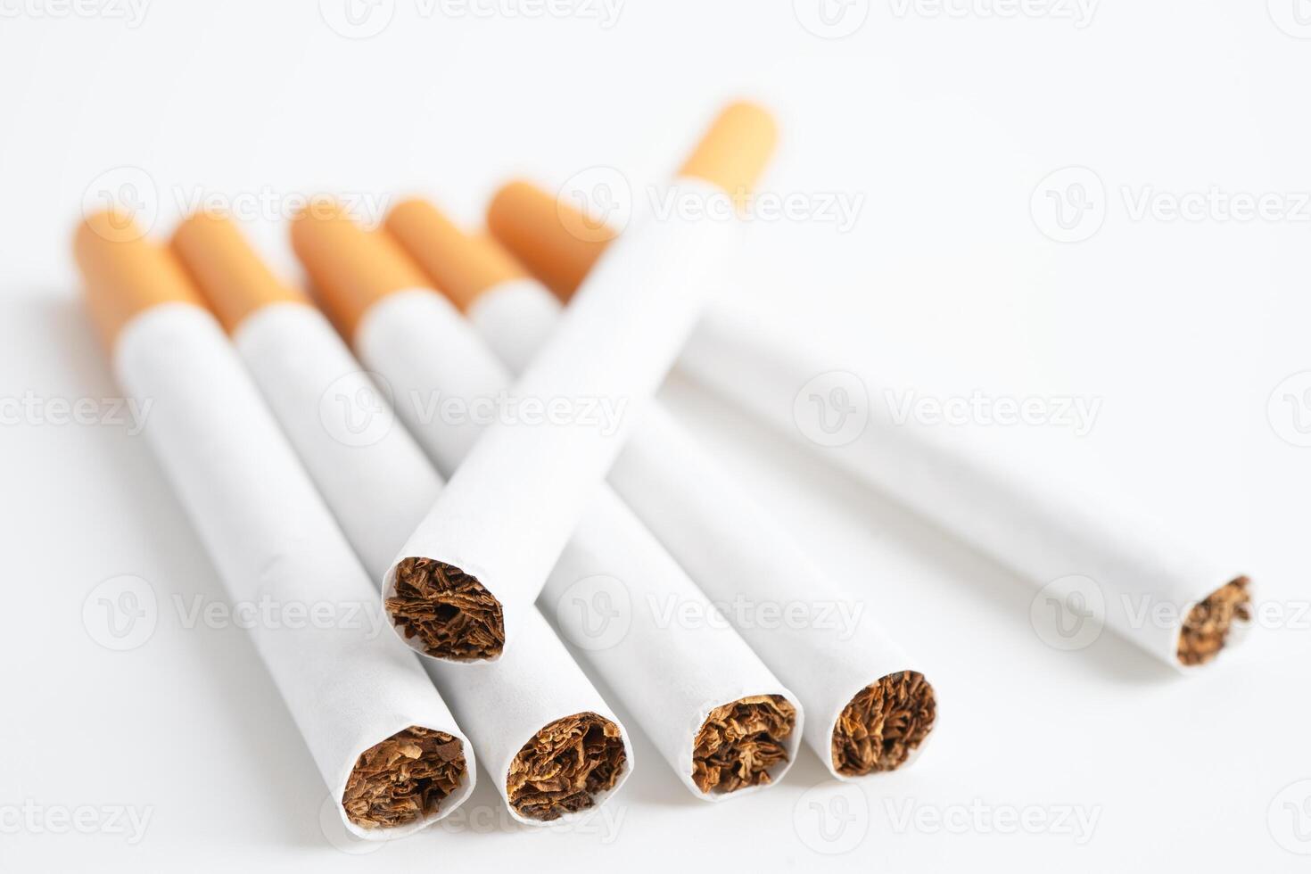 cigarrillo en nosotros dólar billetes de banco, costo, comercio, márketing y producción, No de fumar, importar exportar concepto. foto