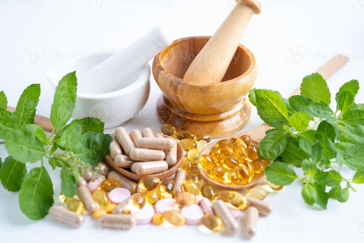 medicina alternativa cápsula orgánica a base de hierbas con vitamina e omega 3 aceite de pescado, mineral, medicamento con hojas de hierbas suplementos naturales para una vida sana y buena. foto