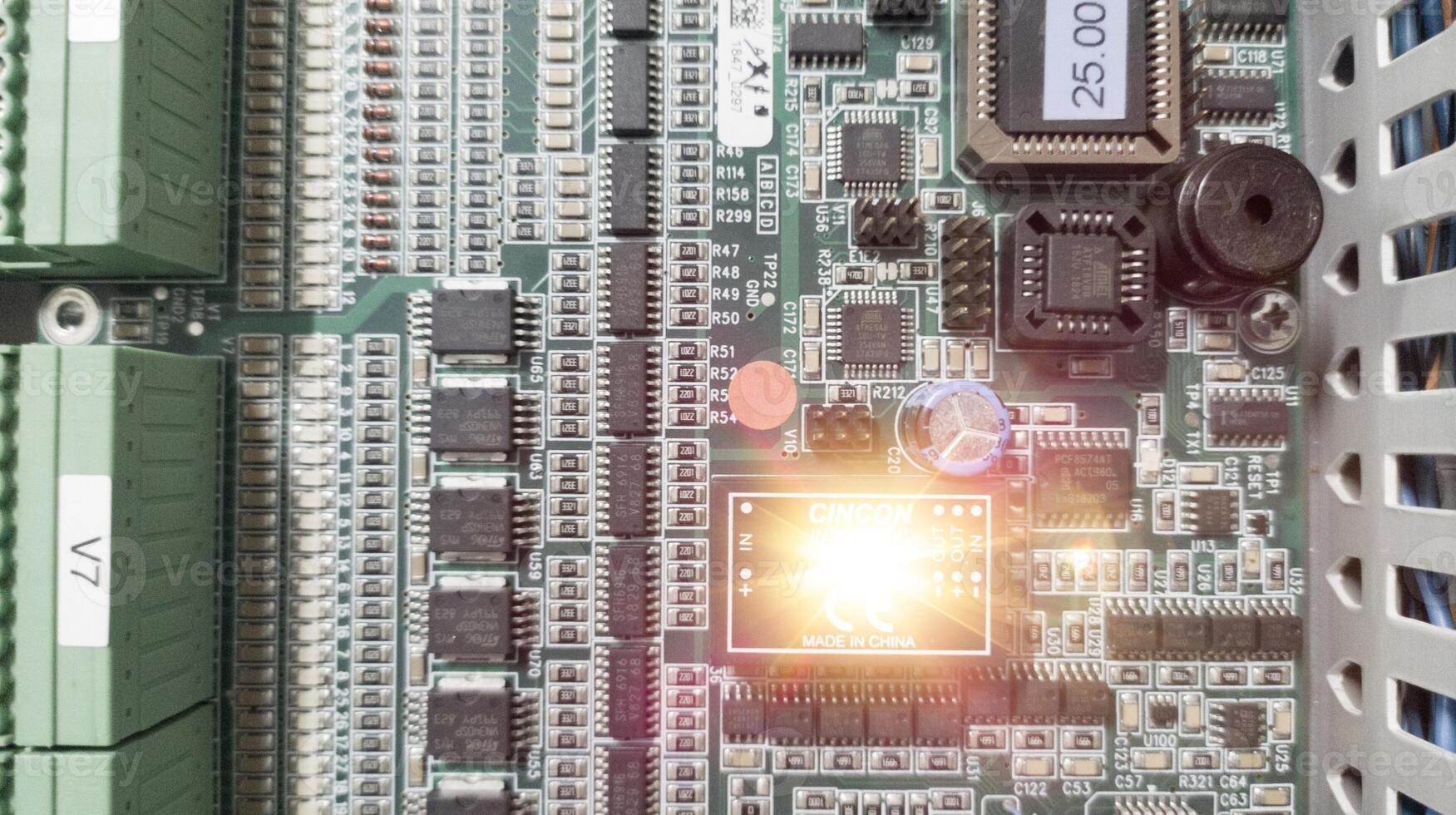 de cerca electrónico circuito tablero. integrado circuito procesador tecnología concepto. eléctrico controlar tablero componentes foto