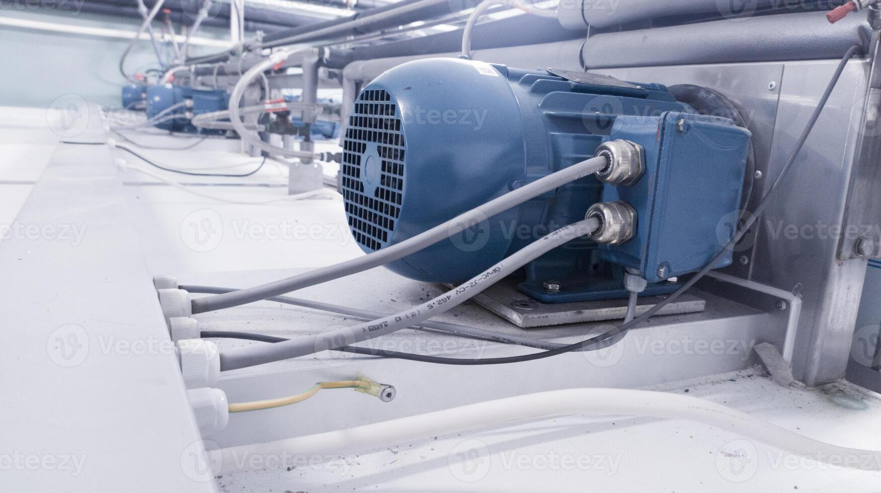 instalación de máquina control S y eléctrico motor poder cables vía cable glándulas. foto